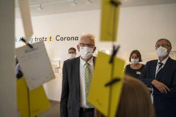 Sommertour Rückblick auf die Sommertour Ministerpräsident Winfried Kretschmann hat im Rahmen seiner Sommertour das Museum für Alltagskultur in Waldenbuch besucht. Er nahm an einer Führung durch die Ausstellung "Alltag trotz(t) Corona" teil.