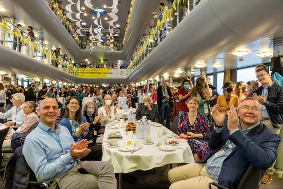 Wissenschaft Nobelpreisträger-Schifffahrt auf dem Bodensee Nobelpreisträgerinnen und -träger und Nachwuchswissenschaftlerinnen und -wissenschaftler auf der „MS Sonnenkönigin“