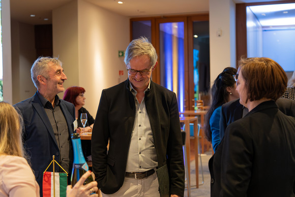 Europa EU-Erweiterung im Mittelpunkt des neunten Donausalons Staatssekretär Rudi Hoogvliet (Mitte)