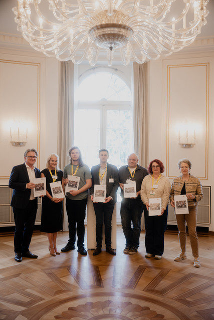 Gesundheitsminister Manfred Lucha (links) und die Staatsrätin für Zivilgesellschaft und Bürgerbeteiligung, Barbara Bosch (rechts), nehmen die Stellungnahme des Bürgerforums zum Landesnichtraucherschutzgesetzes entgegen.