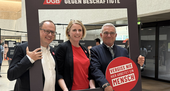 von links nach rechts: Vorsitzender des DGB Bezirks Baden-Württemberg, Kai Burmeister; stellvertretende Vorsitzende des DGB Bezirks Baden-Württemberg, Maren Diebel-Ebers und Innenminister Thomas Strobl