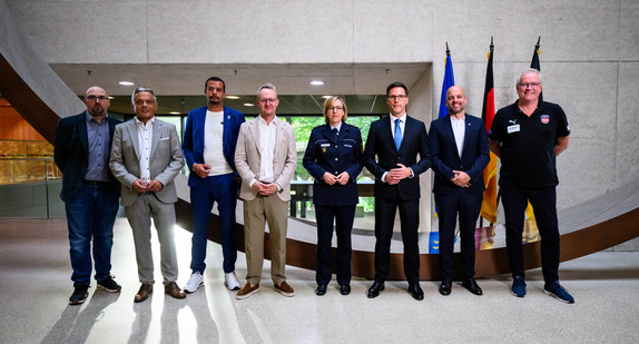 Baden-Württembergs Innenminister trifft Fußballvereine