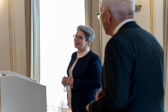 Landesregierung Barbara Bosch ist neue Staatsrätin Staatsrätin für Zivilgesellschaft und Bürgerbeteiligung Barbara Bosch und Ministerpräsident Winfried Kretschmann.