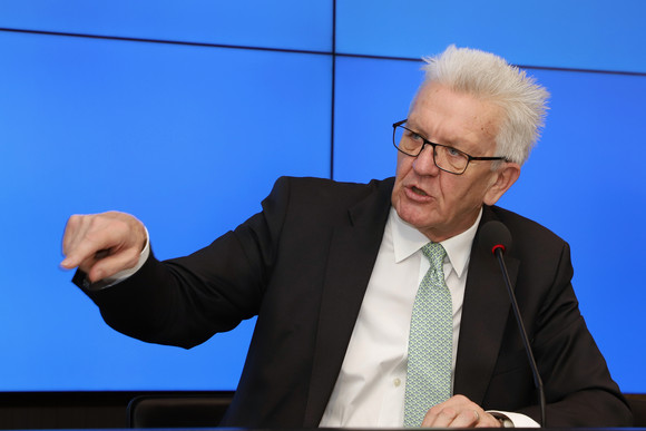 Pressekonferenz Neue Wärme- und Trockenrekorde im Land Ministerpräsident Winfried Kretschmann bei der Regierungspressekonferenz (Bild: Staatsministerium Baden-Württemberg)