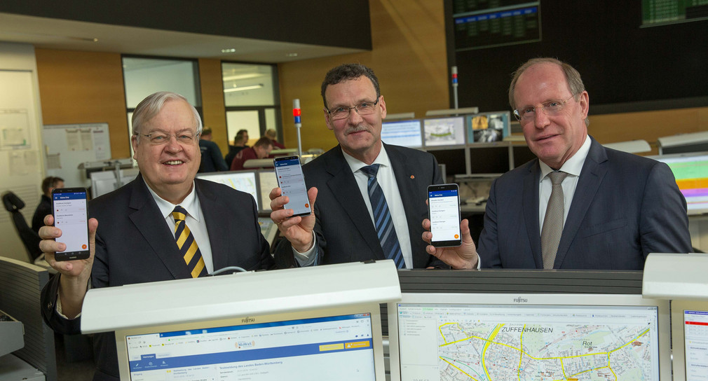 v.l.n.r.: Stadtdirektor Dr. Frank Knödler (Stadt Stuttgart), der Präsident des Bundesamtes für Bevölkerungsschutz und Katastrophenhilfe, Christoph Unger und Staatssekretär Wilfried Klenk. (Bild: © Lichtgut/Leif Piechowski)