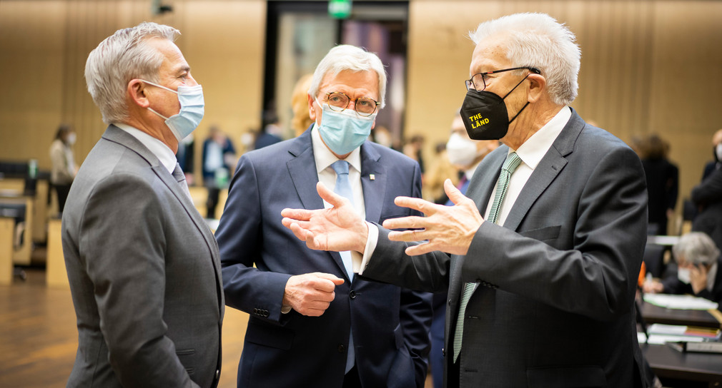 Mnister Strobl unterhält sich mit Ministerpräsident Kretschmann und dem hessischen Ministerpräsidenten Bouffier