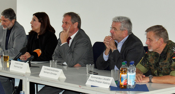 Pressekonferenz im Registrierungszentrum Patrick-Henry-Village in Heidelberg mit Bürgermeister Dr. Joachim Gerner, Ministerin Bilkay Öney, Minister Reinhold Gall, Landesbranddirektor Hermann Schröder und Oberst Christian Walkling.