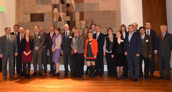 Teilnehmer des Empfangs mit Innenminister Reinhold Gall (Siebter von links),dem Beauftragten der Bundesregierung für Aussiedlerfragen und nationale Minderheiten, Hartmut Koschyk (Dritter von links), und Dr. Koloman Brenner, Vorsitzender der AGDM (Fünfter von links). Quelle: Bundesministerium des Innern