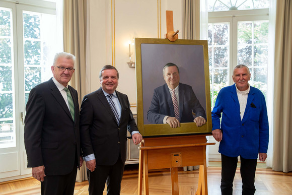 Ministerpräsidenten Mappus-Porträt für Galerie der Villa Reitzenstein übergeben v.l.n.r.: Ministerpräsident Winfried Kretschmann, Ministerpräsident a.D. Stefan Mappus und der Künstler Jan Peter Tripp neben dem neuen Gemälde