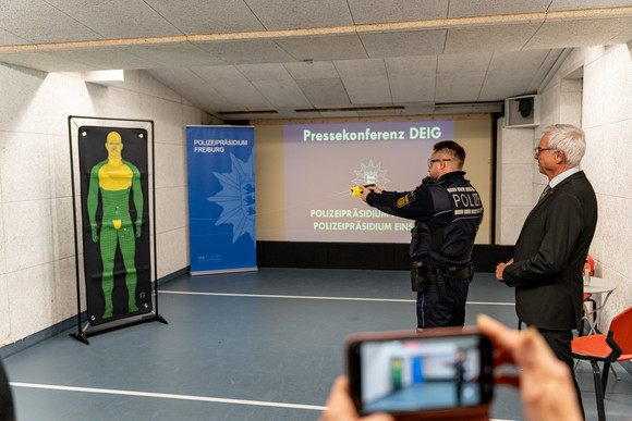 Breiter Praxischeck für den Taser bei der Polizei Baden-Württemberg