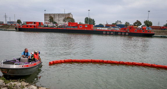 Die Mobile Übungsanlage Binnengewässer (MÜB) im Straßburger Hafen. Quelle: Regierungspräsidium Freiburg