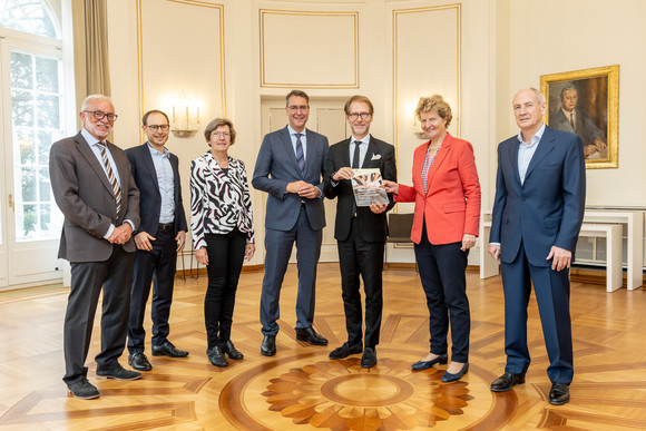 Bürokratieabbau Normenkontrollrat übergibt Bericht zu schnelleren Baugenehmigungen von links nach rechts: Claus Munkwitz, Simon Kistner, Leiter des Amtes für Umweltschutz im Landratsamt Rems-Murr-Kreis, Gerda Stuchlik, Dr. Richard Sigel, Landrat des Rems-Murr-Kreises, Staatsminister Dr. Florian Stegmann, Dr. Gisela Meister-Scheufelen, Vorsitzende des Normenkontrollrats Baden-Württemberg, und Bernhard Bauer