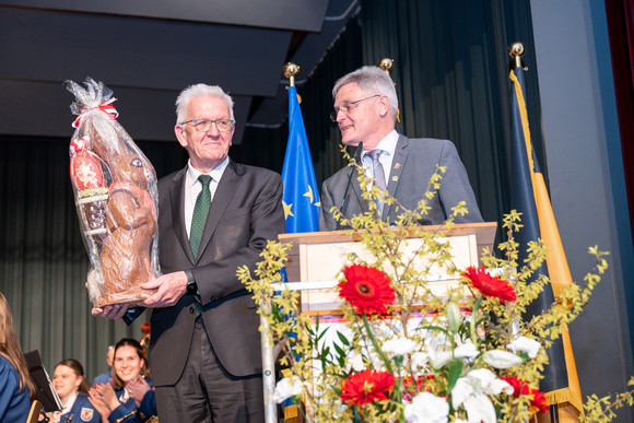 Kabinett Bürgerempfang der Landesregierung in Bad Schussenried Ministerpräsident Winfried Kretschmann (links) mit einem großen Schokoladen-Osterhasen und Achim Deinet (rechts), Bürgermeister von Bad-Schussenried