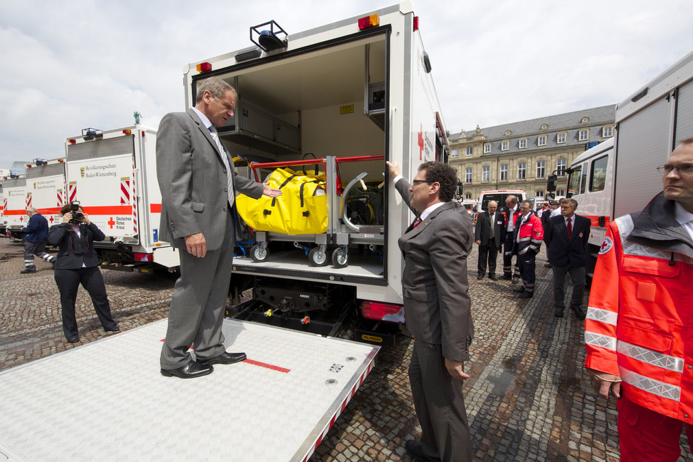 Innenminister Reinhold Gall (links) und Christoph Unger, Präsident des Bundesamtes für Bevölkerungsschutz und Katastrophenhilfe, inspizieren eines der neuen Fahrzeuge