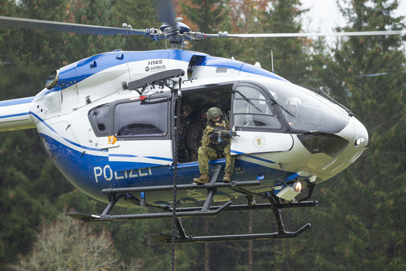 Ein Polizeihubschrauber bringt Kräfte des SEK an den Einsatzort.