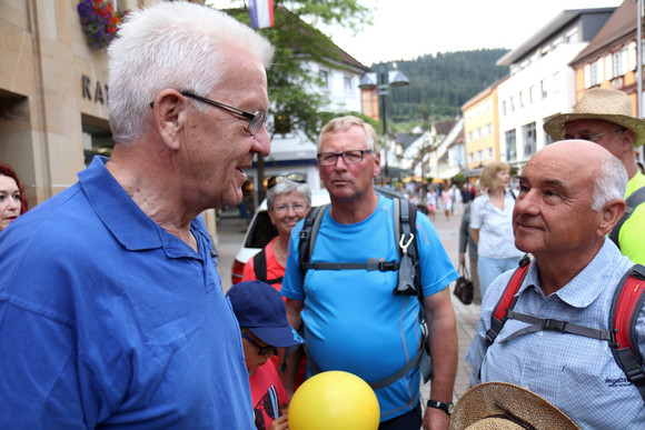 Sommertour Kretschmann wandert mit Bürgerinnen und Bürgern Schramberg: Ministerpräsident Winfried Kretschmann (l.) im Gespräch