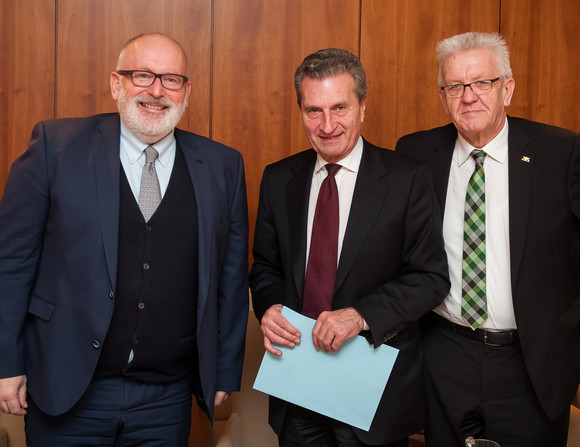 Europa Auswärtige Kabinettssitzung in Brüssel v.l.n.r.: Frans Timmermans, Erster Vizepräsident der Europäischen Kommission, Günther Oettinger, EU-Kommissar für Haushalt und Personal, und Ministerpräsident Winfried Kretschmann (Foto: © Vertretung des Landes Baden-Württemberg bei der Europäischen Union/FKPH)