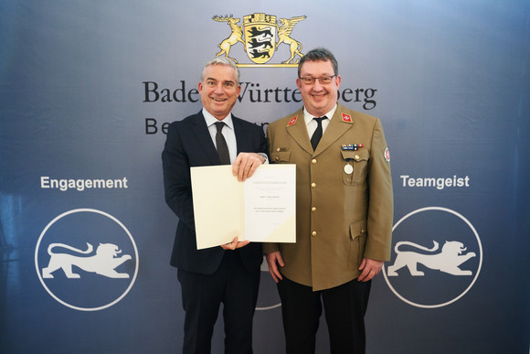 Minister Thomas Strobl verleiht in Stuttgart das neue Bevölkerungsschutz-Ehrenzeichen. Fotograf Steffen Schmid.