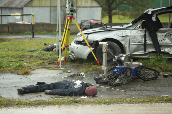 Mitarbeiter des Landeskriminalamts untersuchen einen Tatort.