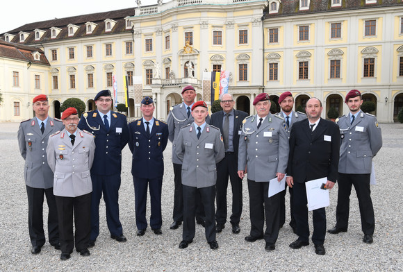 Symbolische Scheckübergabe an den Volksbund Deutsche Kriegsgräberfürsorge e.V.