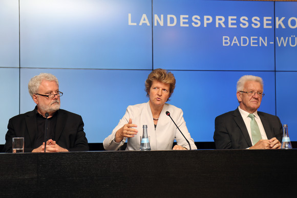 Pressekonferenz Normenkontrollrat zum Bürokratieabbau v.l.n.r.: Staatsminister Klaus-Peter Murawski, Gisela Meister-Scheufelen und Ministerpräsident Winfried Kretschmann bei der Regierungspressekonferenz
