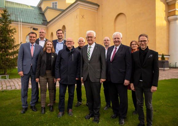 Auslandsbeziehungen Delegationsreise nach Finnland und Schweden Gruppenbild mit Ministerpräsident Winfried Kretschmann (M.) und der politischen Delegation vor dem Dom von Oulu (Finnland) (Bild: Staatsministerium Baden-Württemberg)