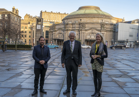 Auslandsreise Delegationsreise nach Schottland und England von links nach rechts: Staatssekretär Florian Hassler, Ministerpräsident Winfried Kretschmann und Umweltministerin Thekla Walker in Edinburgh