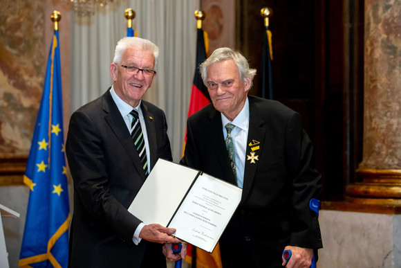Auszeichnung Verdienstorden des Landes an 19 verdiente Persönlichkeiten Ministerpräsident Winfried Kretschmann (l.) und Stephan Alois Oberle (r.)