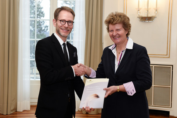 Bürokratieabbau Normenkontrollrat übergibt ersten Bericht Staatssekretär Dr. Florian Stegmann (l.) und Dr. Gisela Meister-Scheufelen (r.) (Bild: © Staatsministerium Baden-Württemberg)