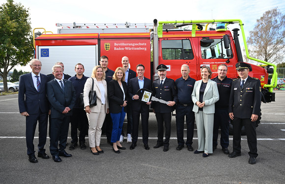 Übergabe neue Tanklöschfahrzeuge Waldbrand für Feuerwehren