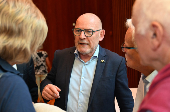 Kabinett Bürgerempfang der Landesregierung in Friedrichshafen Winfried Hermann (Mitte), Minister für Verkehr, im Gespräch