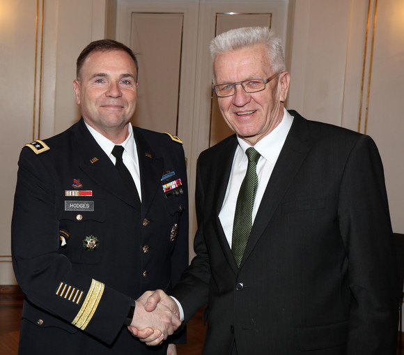 Gespräch Kretschmann empfängt US-General Hodges Ministerpräsident Winfried Kretschmann (r.) und Generalleutnant Frederick Benjamin Hodges (l.)