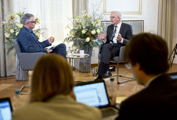 Dialog Online-Bürgersprechstunde mit dem Ministerpräsidenten Ministerpräsident Winfried Kretschmann (hinten, r.) beantwortet Fragen bei der Online-Bürgersprechstunde