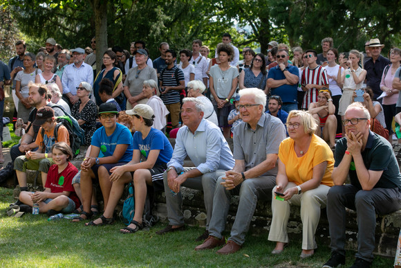 Beteiligung #EINMISCHEN: ZU HÖREN – ZUHÖREN Erste Reihe, sitzend: Minister Thomas Strobl (4.v.r.), Ministerpräsident Winfried Kretschmann (3.v.r.), Ministerin Theresia Bauer (2.v.r.) und Intendant Burkhard C. Kosminski (r.)