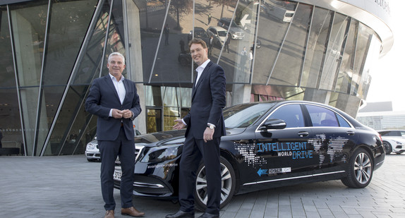 Minister Thomas Strobl testet autonomes Fahren bei Mercedes-Benz mit Ola Källenius, Vorstandsmitglied der Daimler AG.