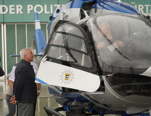 Minister Strobl vor Polizeihubschrauber