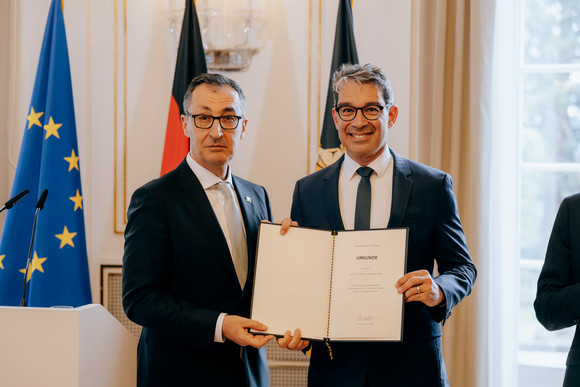 Ministerpräsident Cem Özdemir (links) und Dr. Andre Baumann (rechts), Staatssekretär im Ministerium für Umwelt, Klima und Energiewirtschaft