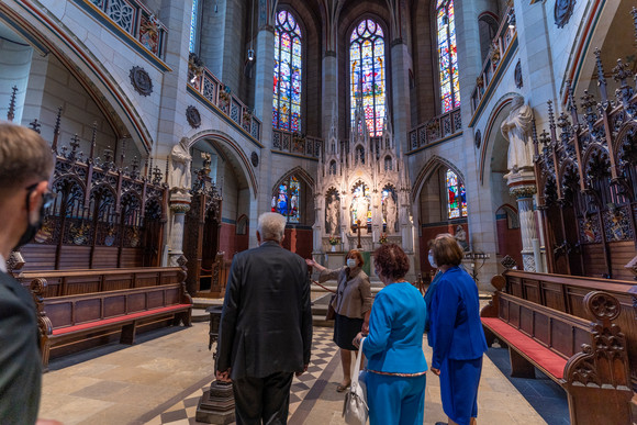 Reise Kretschmann besucht Sachsen-Anhalt v.l.n.r.: Dr. Florian Stegmann, Ministerpräsident Winfried Kretschmann mit Ehefrau Gerlinde und Gabriele Haseloff in der Schlosskirche Wittenberg (Bild: Staatsministerium Baden-Württemberg)