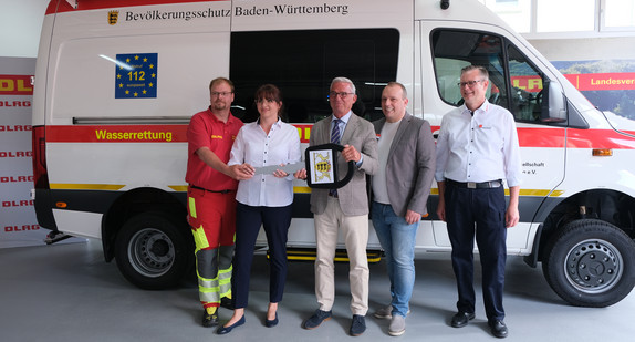 Übergabe des neuen Einsatzleitwagens für die DLRG