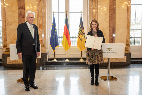 Regierungsbildung Neue Landesregierung Ministerpräsident Winfried Kretschmann (l.) und Petra Olschowski (r.), Staatssekretärin im Ministerium für Wissenschaft, Forschung und Kunst
