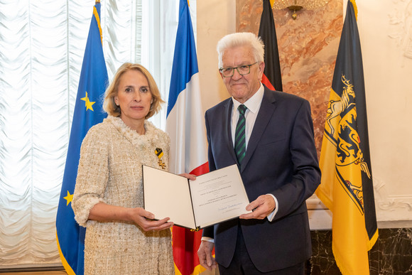 Auszeichnung Verdienstorden des Landes an 23 verdiente Persönlichkeiten Ministerpräsident Winfried Kretschmann (rechts) und Karolina Gernbauer (links)