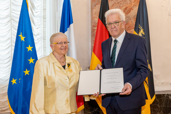 Auszeichnung Verdienstorden des Landes an 23 verdiente Persönlichkeiten Ministerpräsident Winfried Kretschmann (rechts) und Gerda Tschira (links)