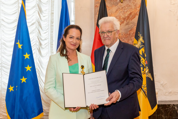 Auszeichnung Verdienstorden des Landes an 23 verdiente Persönlichkeiten Ministerpräsident Winfried Kretschmann (rechts) und Natalia Wörner (links)