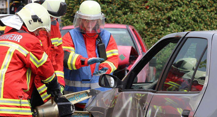 Feuerwehr bei Verkehrsunfall im Einsatz_Quelle Karl. 