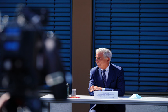 Minister Thomas Strobl bei der Pressekonferenz.