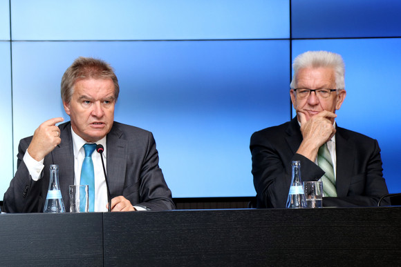 Pressekonferenz Erster Monitoringbericht zu Klimafolgen und Anpassung Ministerpräsident Winfried Kretschmann (r.) und Umweltminister Franz Untersteller (l.)