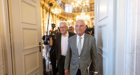 Minister Strobl und Ministerpräsident Kretschmann verlassen den Krisengipfel Gas.