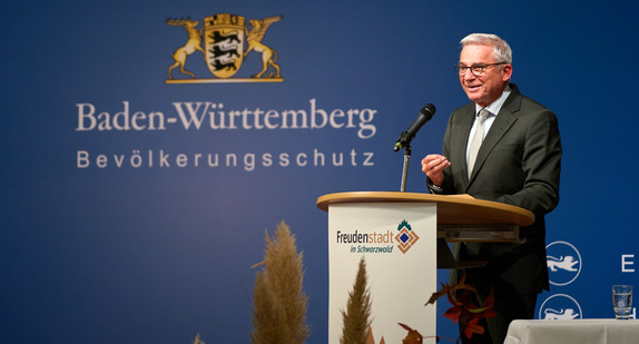 Übergabe der Auszeichnung für ehrenamtsfreundliche Arbeitgeber im Bevölkerungsschutz im Kur- und Kongresszentrum in Freudenstadt Übergabe der Auszeichnung für ehrenamtsfreundliche Arbeitgeber im Bevölkerungsschutz im Kur- und Kongresszentrum in Freudenstadt