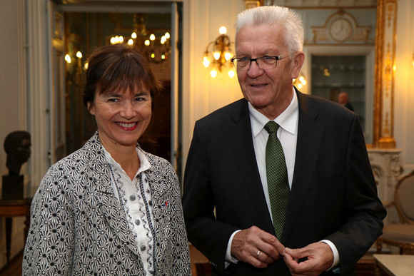 Ausland Delegationsreise nach Frankreich Ministerpräsident Winfried Kretschmann (r.) und Sophie Béjeanl (l.), Rectrice der Académie Strasbourg