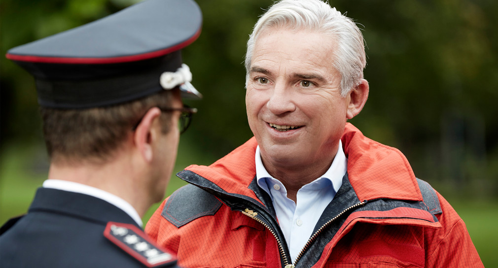 Innenminister Thomas Strobl im Gespräch mit einem Feuerwehrmann